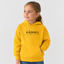 Lae piltide sirvija Girl wearing a yellow personalized kids’ hoodie with wave logo