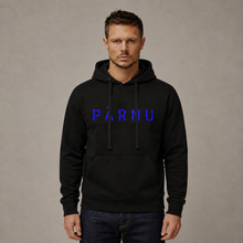 Lae piltide sirvija Man wearing a personalized black unisex hoodie with blue PÄRNU text
